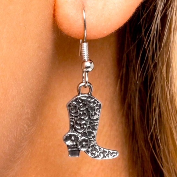 🤠 “BLAZING BOOT” BLACK FLOWER BOOT WESTERN PENDANT NECKLACE ~ PAPARAZZI❗️🤠 - Picture 2 of 5